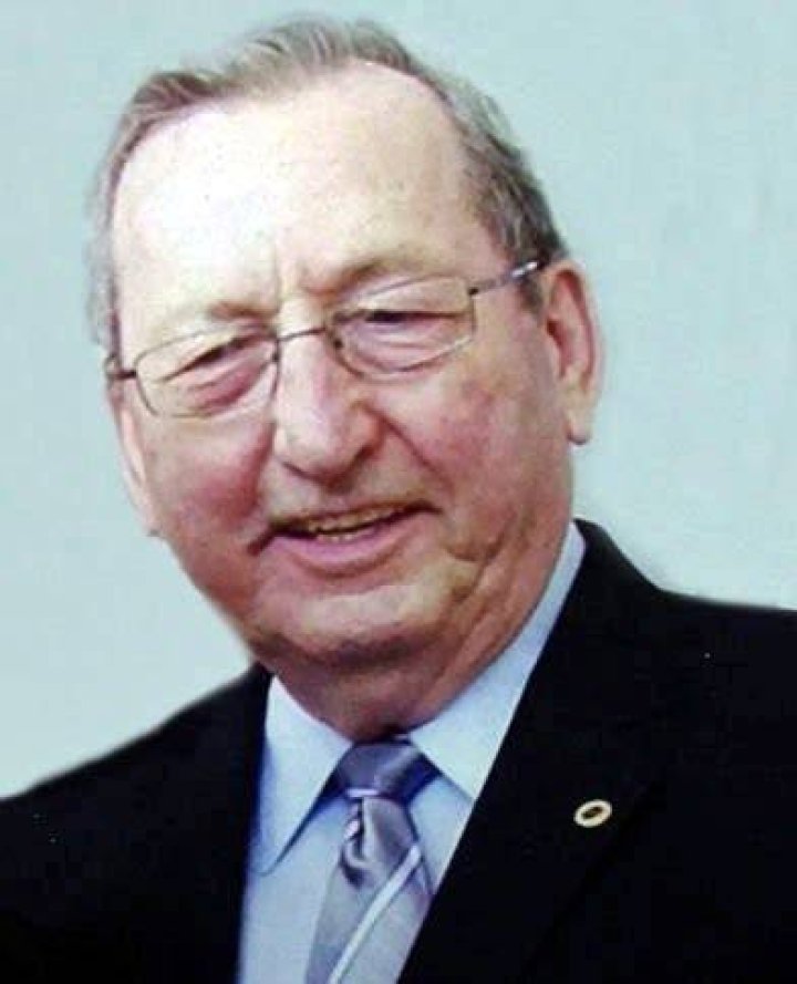 Angus MacFarlane Obituary